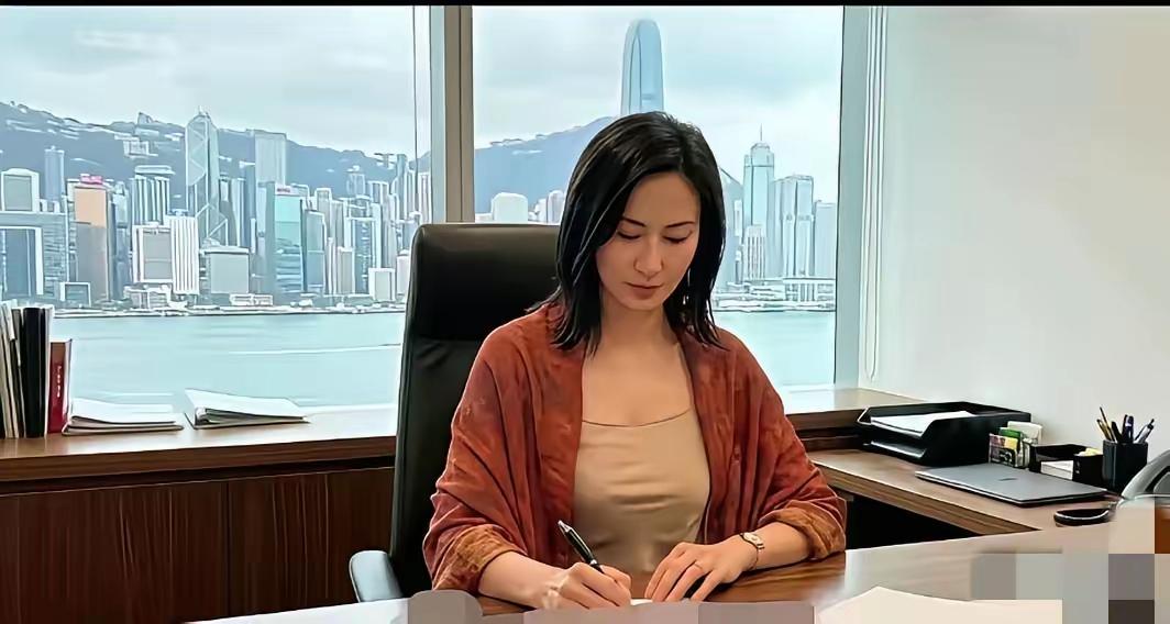 能在这里办公的，身价起码是几十亿以上的。这背后可是香港的维港啊，寸土寸金的土地上