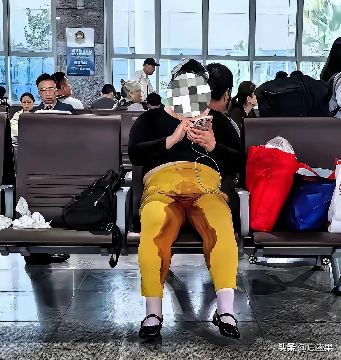 哎哟，妈呀，这都成时尚了。
我还以为女孩儿大姨妈来了，流了一裤子呢。
还想说，这