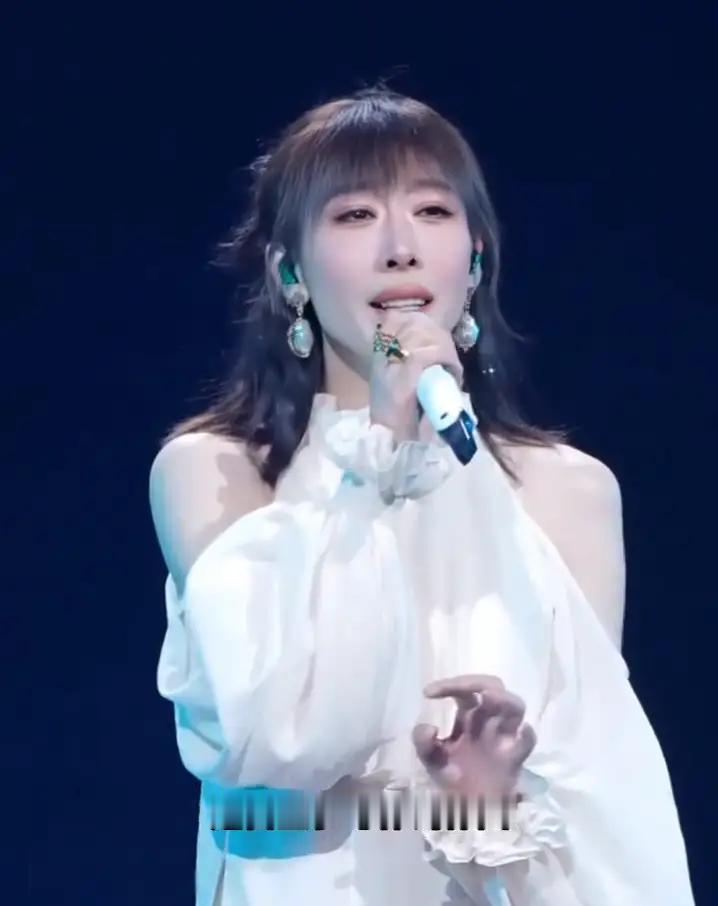 任素汐：主业演员副业歌手都做成了

       近日，任素汐首场个人演唱会圆满