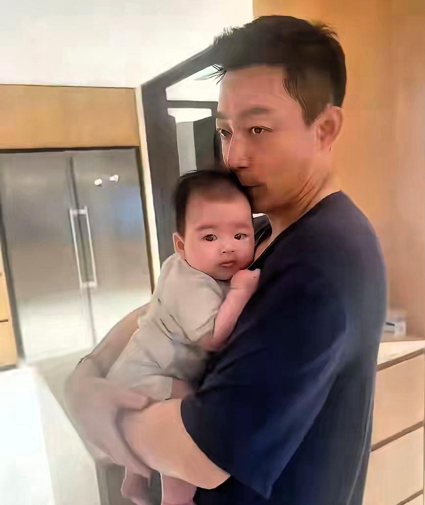 父亲脸上最近有笑, 他有了个儿子, 是个肉团, 整天抱着不撒手, 亲了又亲的, 
