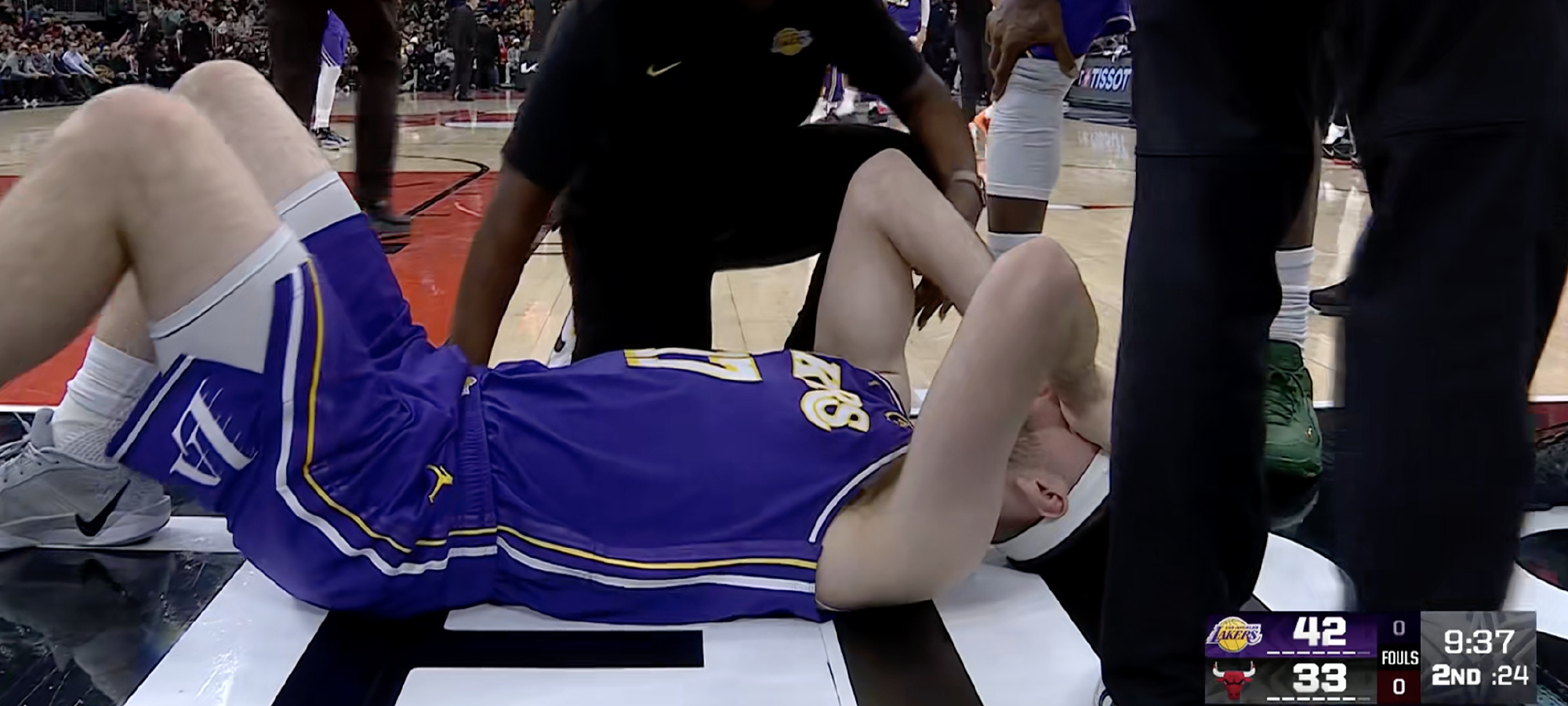 裁判牛逼，这样的肘击面部只给了普通犯规！蒂米返回更衣室了，估计都要检测是否脑震荡