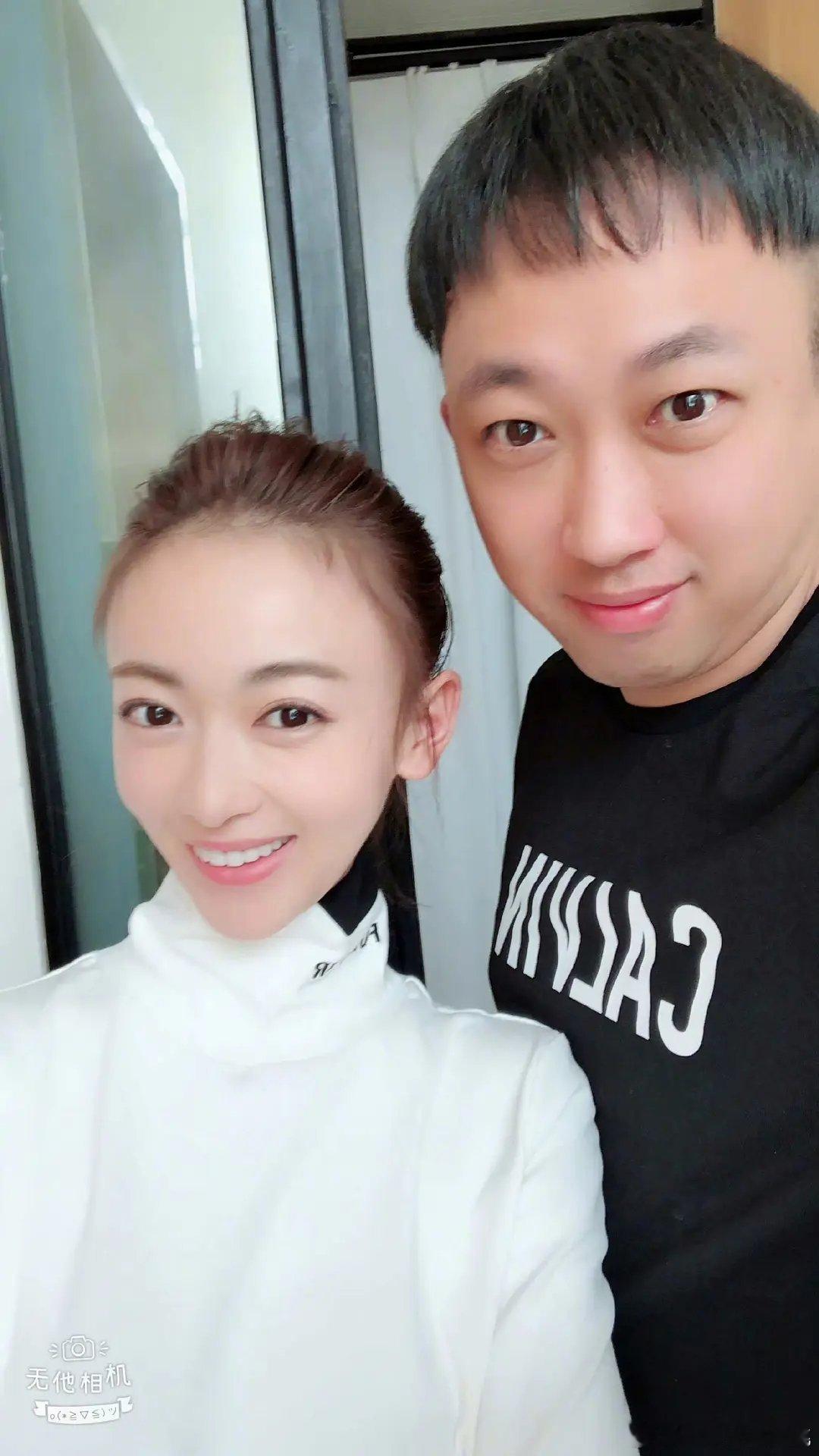 少跟于歪合影，美颜到变形了 ​​​