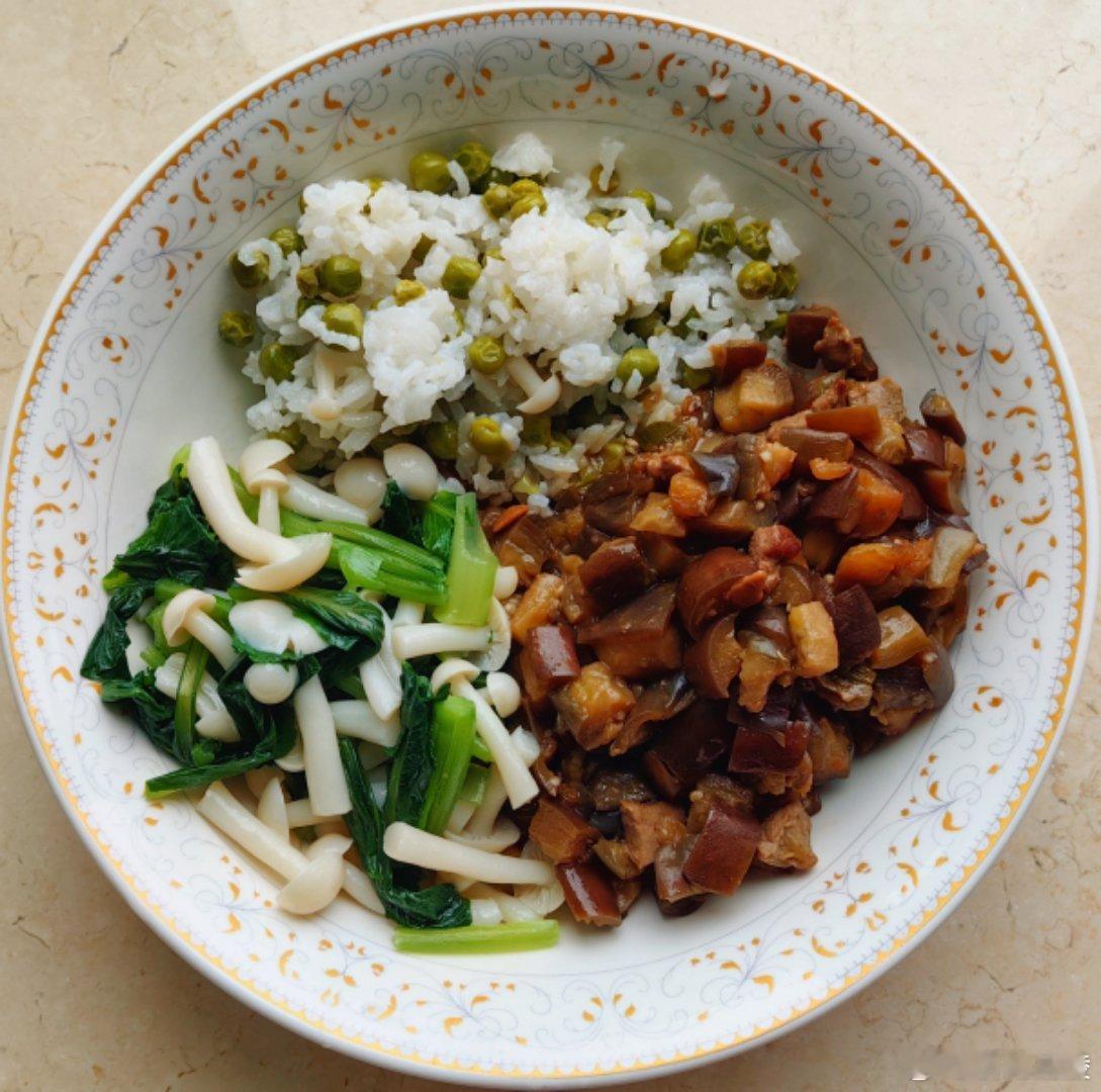 #这个问题吃什么# 午餐菜比较多，吃完菜差不多也快饱了：鲜豌豆米饭，肉丁茄子，水
