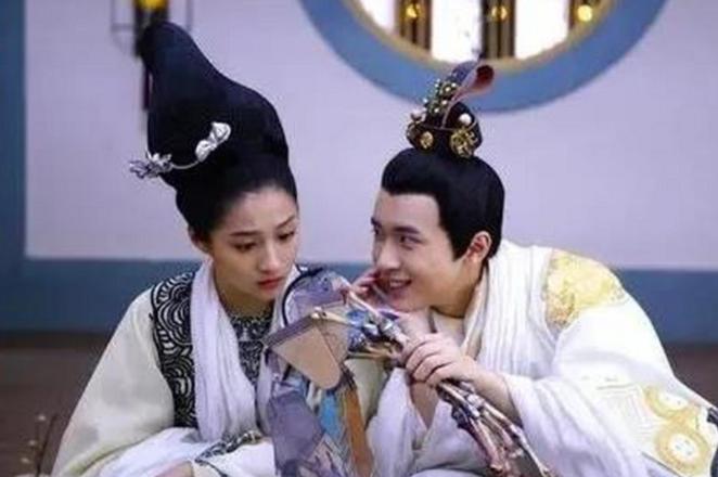 南朝皇帝刘子业看上了自己的姑姑刘英媚，刘英媚却说：“我是陛下的姑姑，虽然陛下宠幸