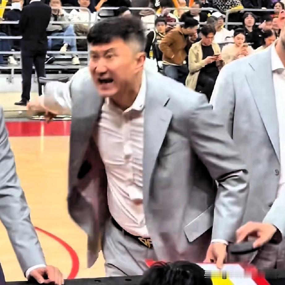 强烈建议，杜锋想要赢，得把奎因球权还给胡明轩，最近几场，轩轩都是前三节跟着球队往