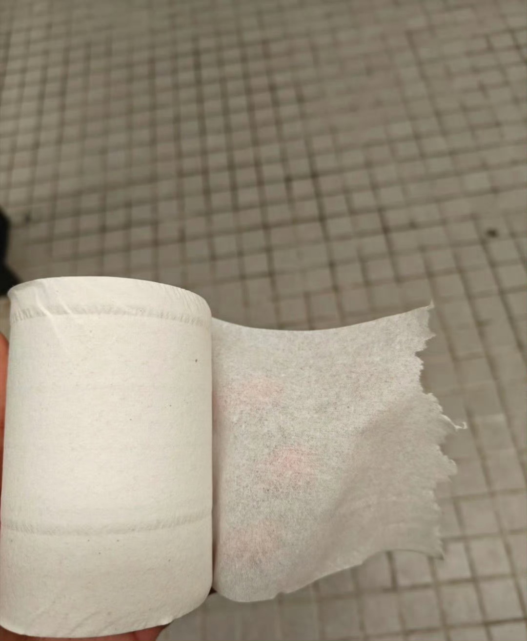 被纸巾背刺了本来以为纸巾是日常温柔小帮手，结果随手一抽就掉屑、湿水就烂，擦手擦嘴