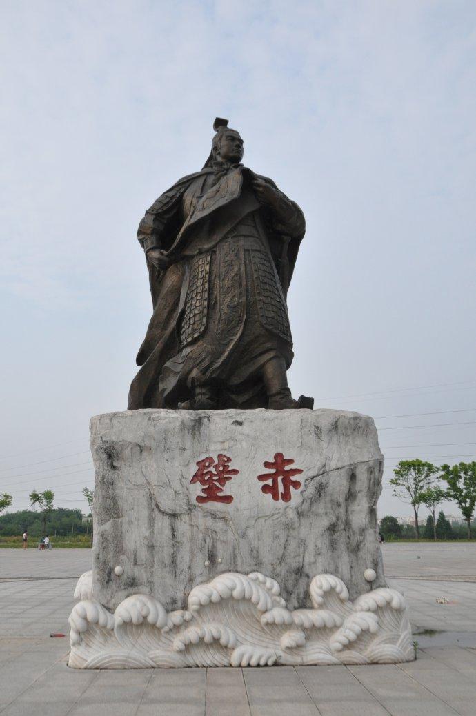 安徽庐江周瑜雕像被泼红漆，泼红漆者难道是诸葛亮的粉丝？

据“庐江文旅”8月20