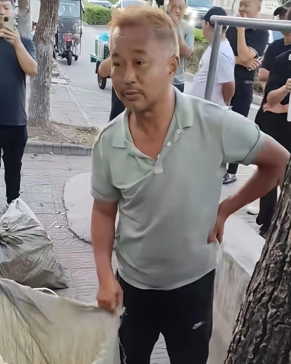 网红沈巍，不是清流，而是盲流。
反过来说，他也是变相流氓。
一个另类流浪汉，拿着