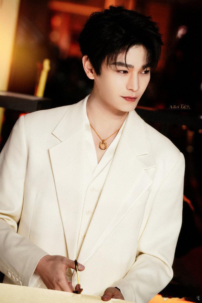 丁禹兮往那一站就是金字招牌 丁禹兮从容现身线下活动，颈间马蹄铁黄金项链在光影流转