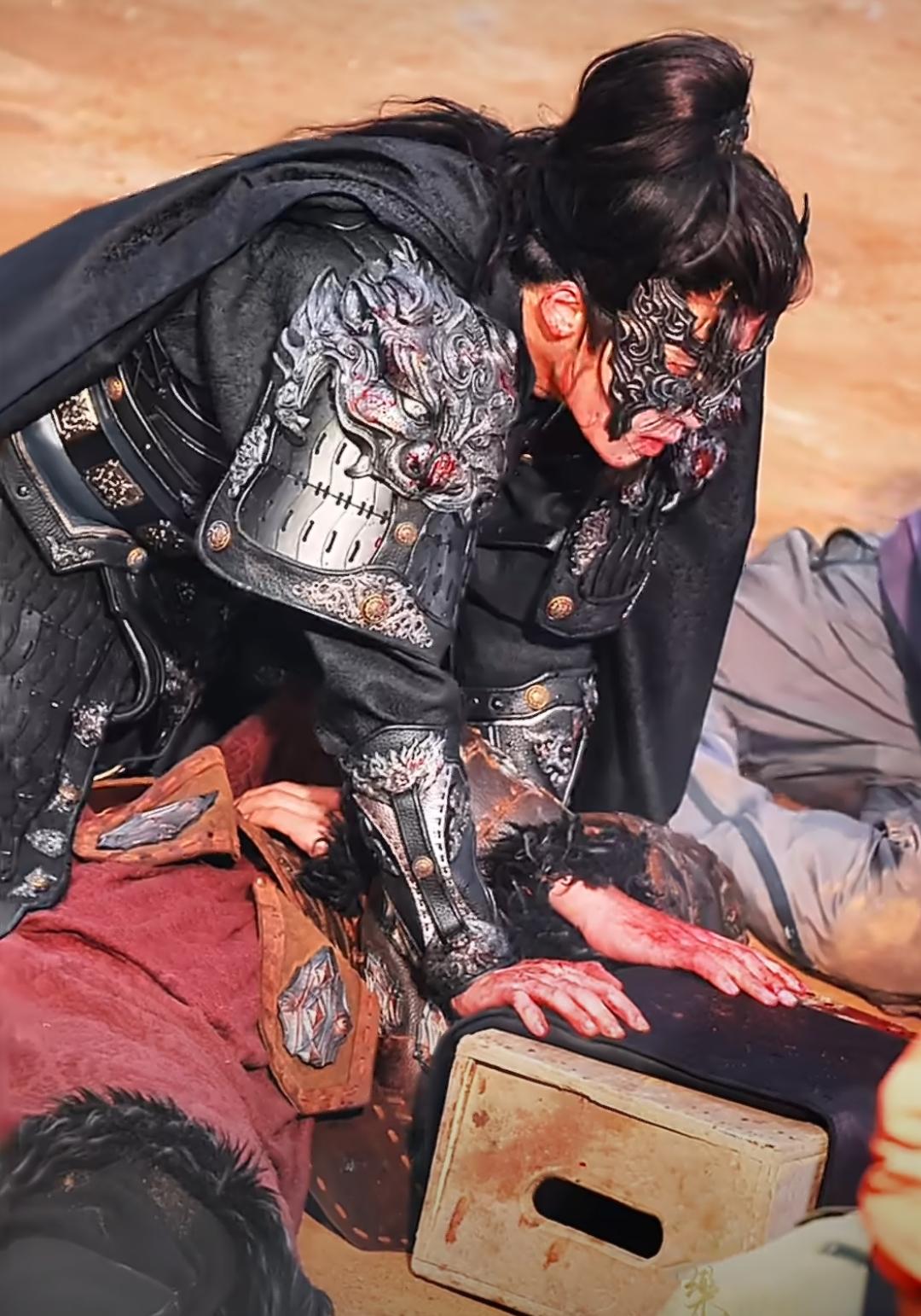 檀健次今天的打戏看得我酣畅淋漓，不过咱们横店古装杀到最后拿石头上的还是少见啊！先