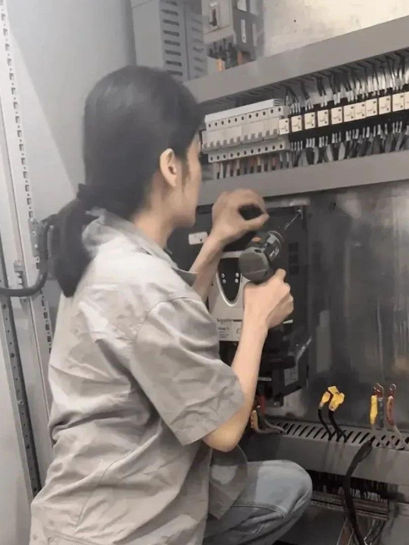 事关电工证复审换证，假如你22岁大学或中专毕业，这时候拿到了电工证，而且一直从事