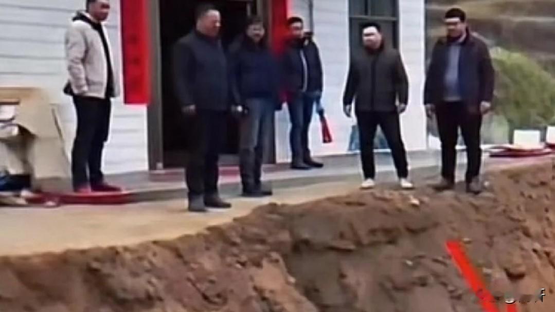 太气人！盖房遭邻居报复，大门前被挖2米大坑，直言“我的地我做主”
 
你们见过这