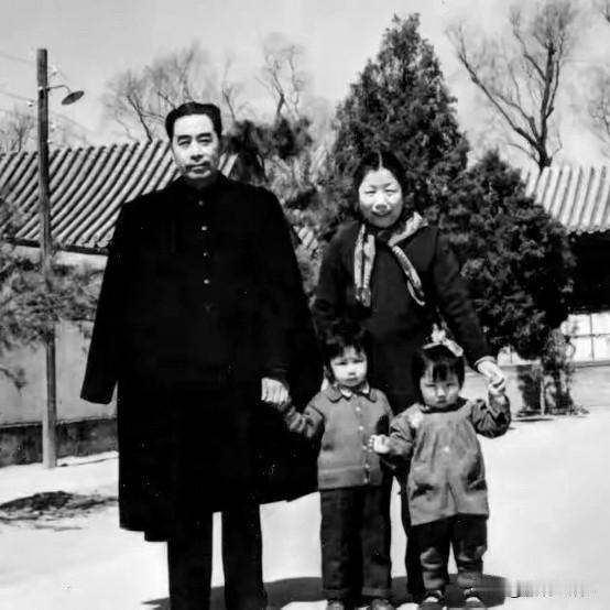 周恩来夫妇18年总收入：161,442 元。
18年支出中最大的的三笔共计：60