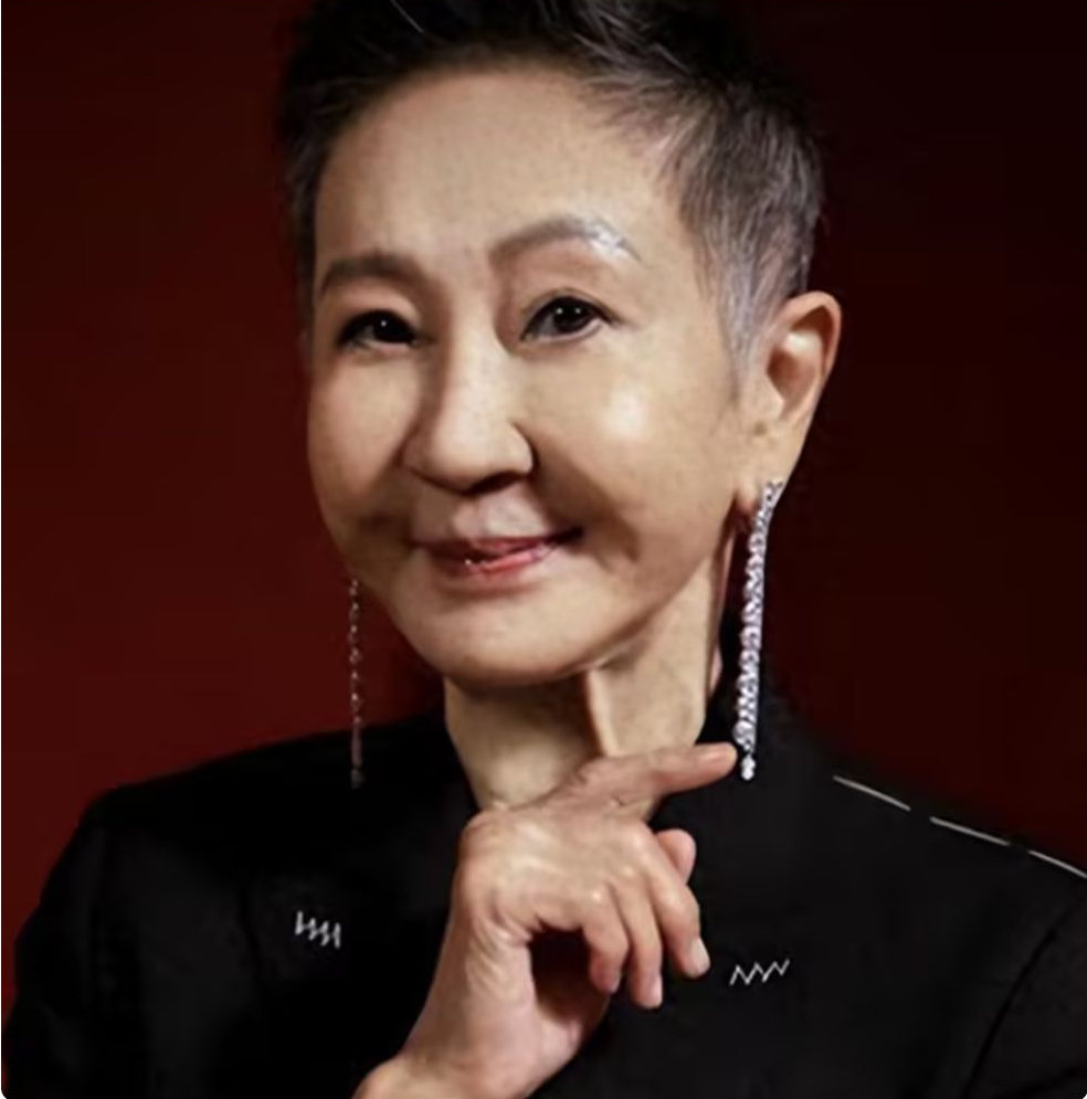 徐克送别施南生仅1天，小30岁女友过往被扒 原来她是真的人间清醒 