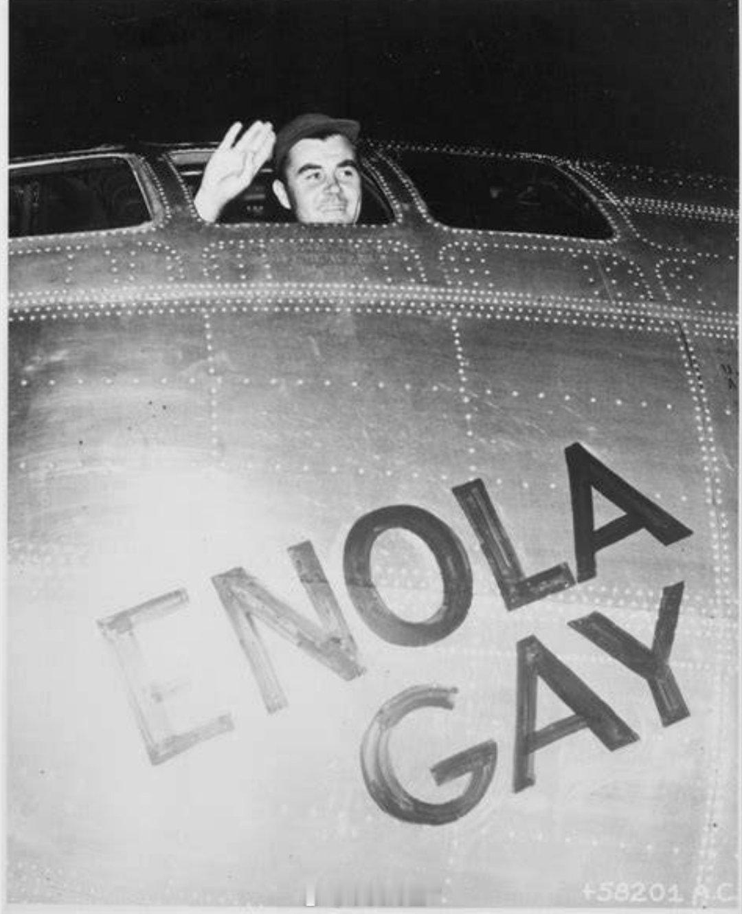 1945年8月6日，一个值得纪念的日子。一个小男孩从天空上被美国飞行员从飞机上粗