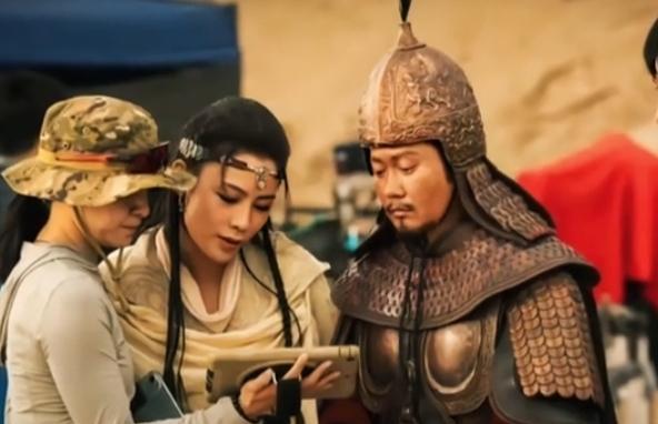 被吴京当众摔本子骂“不像说相声的”！
他一声不吭绑了10斤沙袋3个月，结果让吴樾