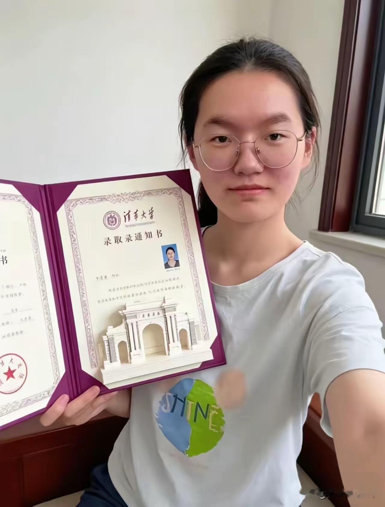 高考699分的河南女孩韩雅平，已经正式被清华大学录取，她所选的专业是临床医学，八