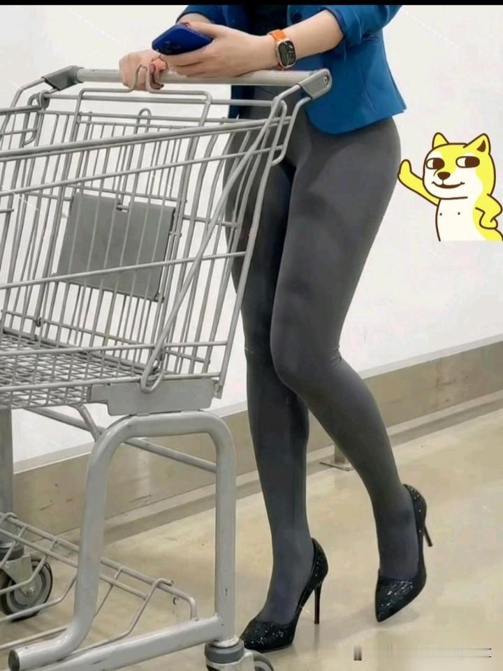 穿高跟鞋紧身裤在商场购物的美女，真的是好身材，男生肯定喜欢这样的身材。分享高气质