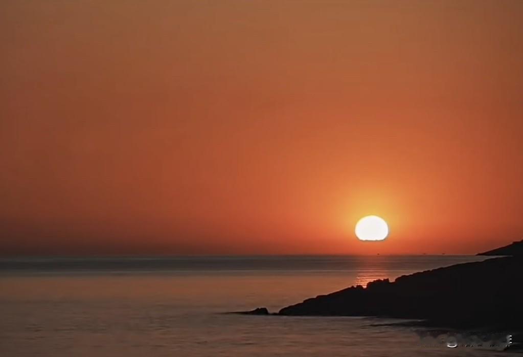 上联：朝朝旭日岀东海
  下联：暮暮夕阳红满天