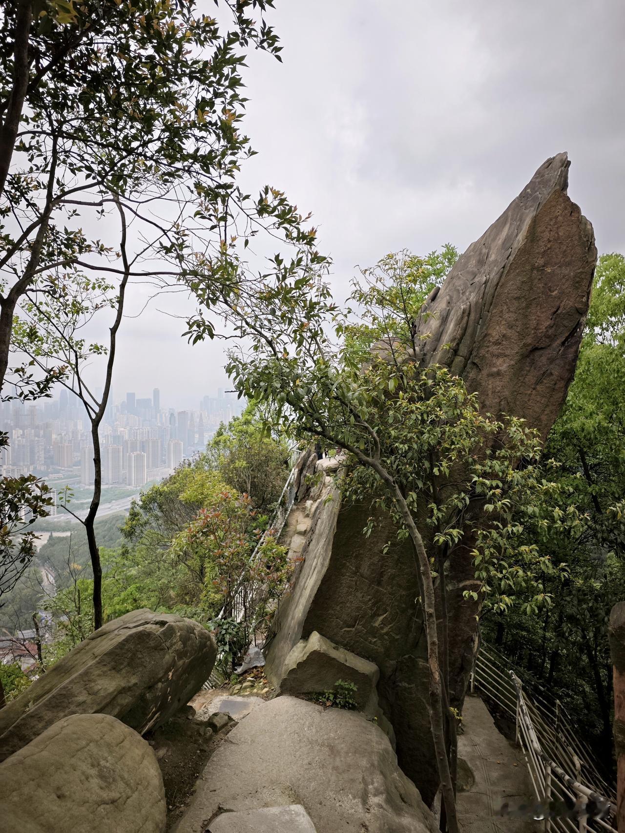 周末爬山，重庆南山。
南岸上新街/轨道上浩站起，走石朝门古道进山。爬黄峰坡，经网