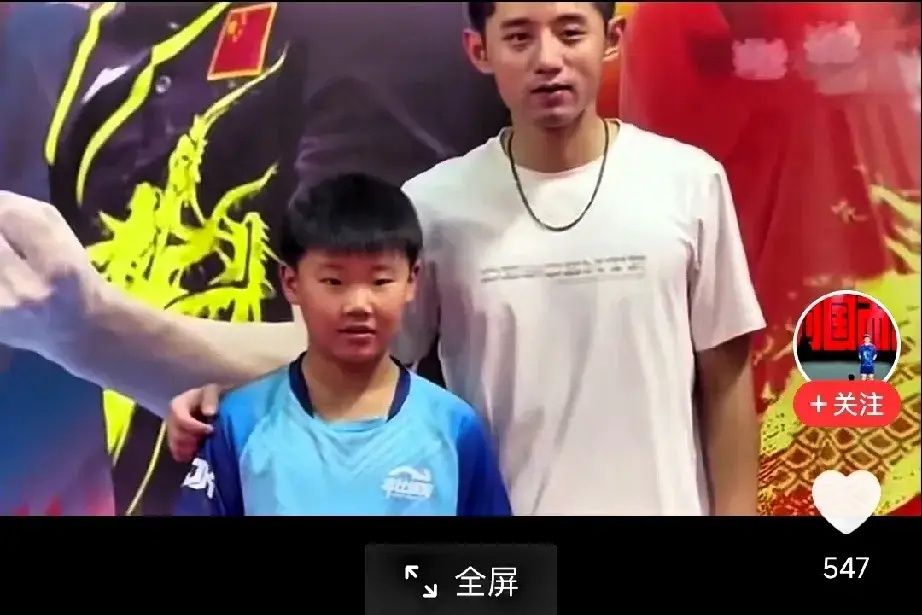 张继科给小胖发信息！用时最快获得大满贯称号的张继科给樊振东发信息，大意是这样的，