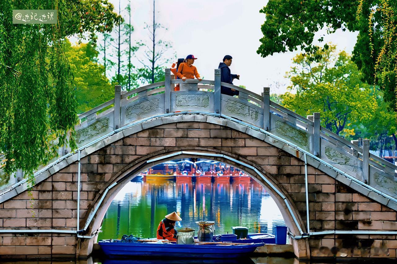 桥上是风景，
桥下是谋生，
桥上桥下，
人间清欢！
        ——摄于宁波