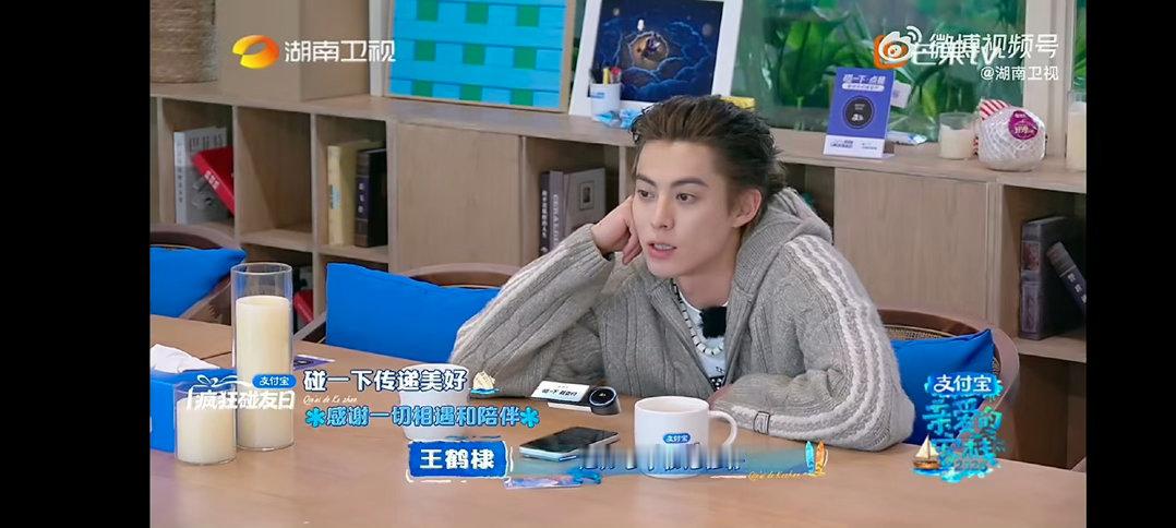 王鹤棣抚养权有何炅一份谁能不羡慕王鹤棣和何炅的关系啊，从年少到如今，每个阶段都有