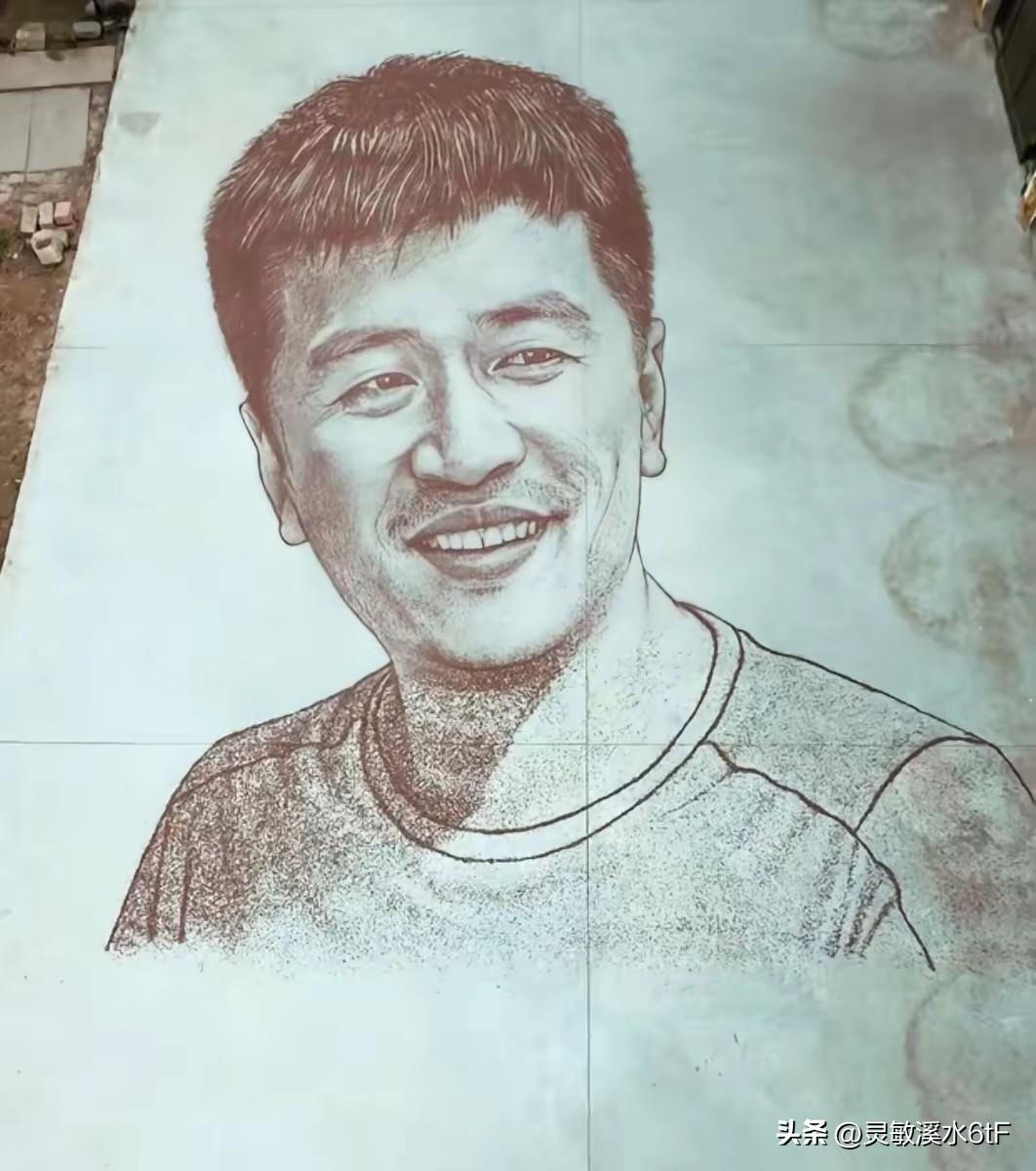 真是高手在民间啊！
山东90后农民赵同恺，用五谷杂粮拼出了张雪峰的头像。一粒粒黑