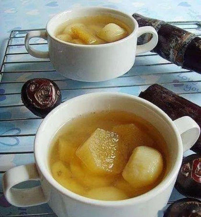 #中医式生活# 【每日食疗】荸荠茶主功效：生津润肺材料：荸荠、绿茶、冰糖适量。做