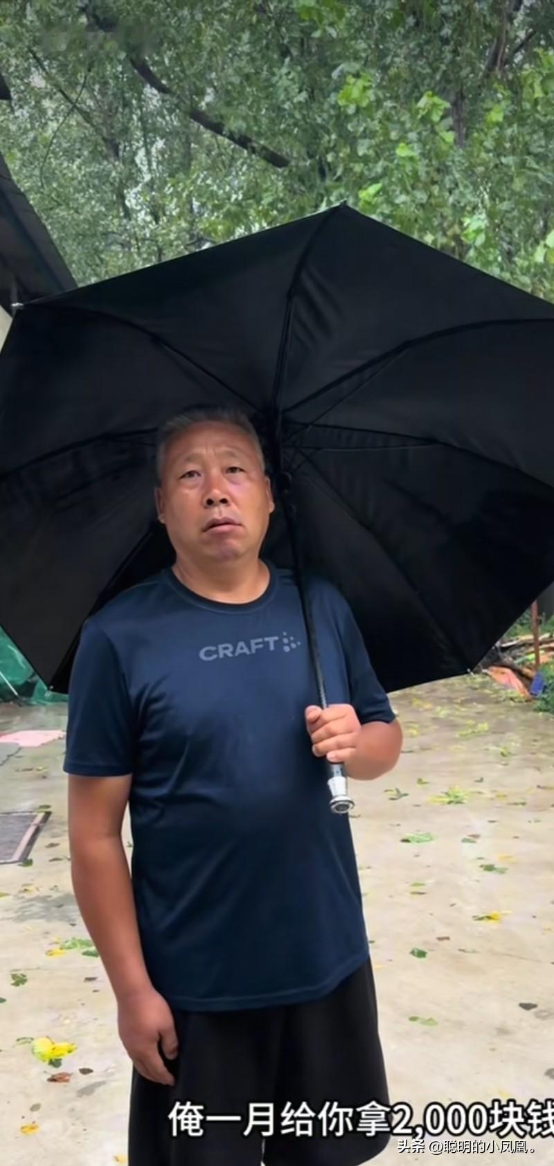 小故事！
    大飞 老爸来找高锐要钱。说是 要预支一直下个月的，2000块钱