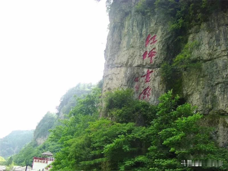 游神农架札记（4）
车行“画廊路”，人在画中游！

进山路上，在红坪镇一带，有段