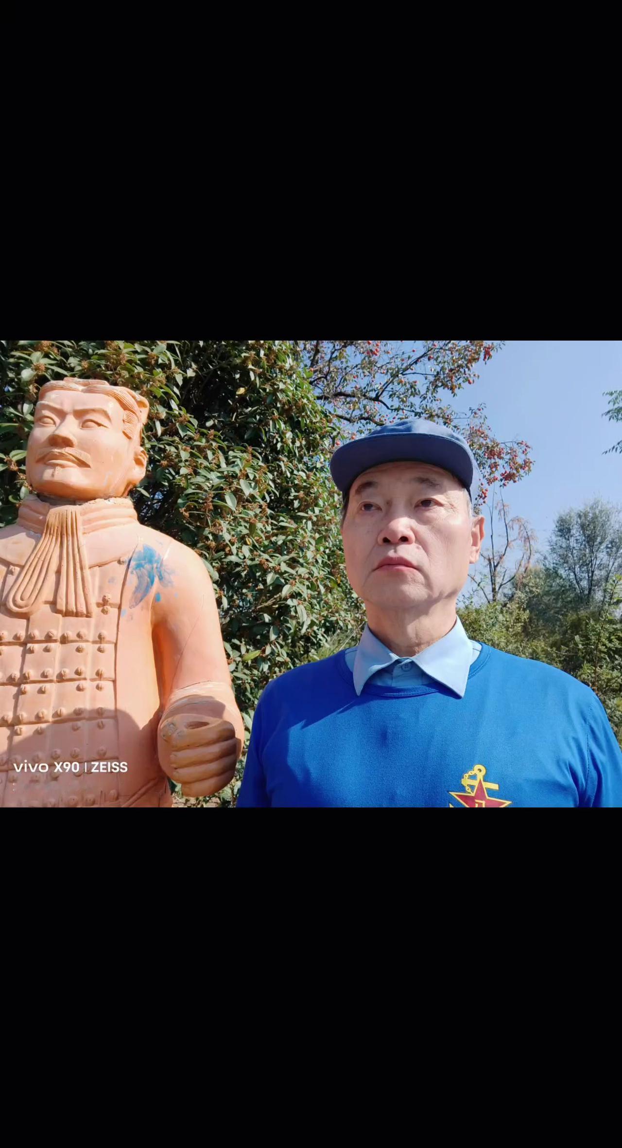 游西安兵马俑，与兵马俑兄弟合个影