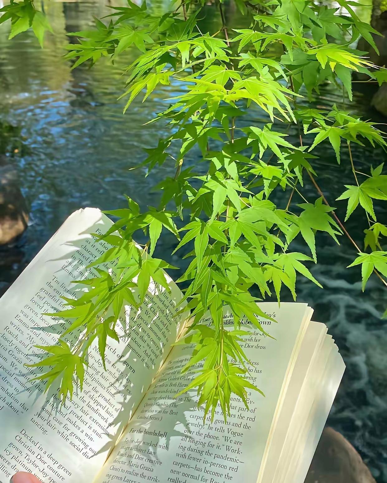 记住，人是越打扮越有精神的！
第一，男人一定要穿衬衫。
第二，男人一定要把脸收拾