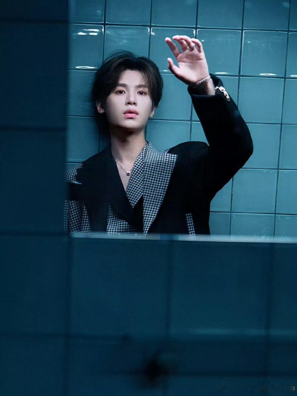 黄明昊国剧盛典造型出图，格纹西装增加绅士感  好嫩的小男孩