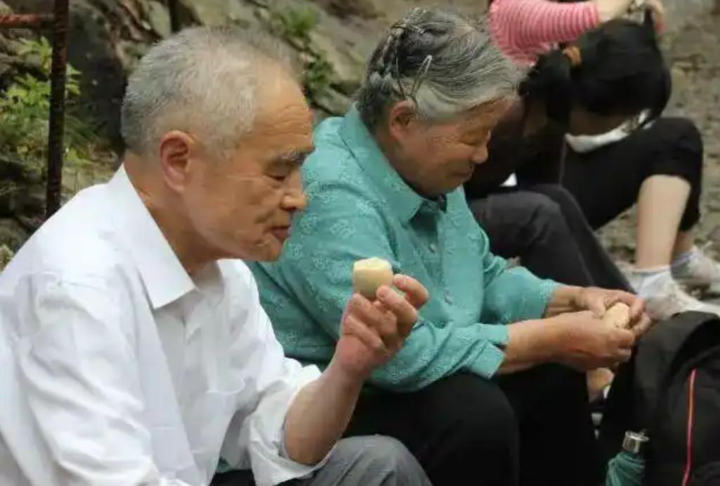 一名宁波市宁海县98岁老人王春文，25年的时间向社会陆续捐款近6000万元！
