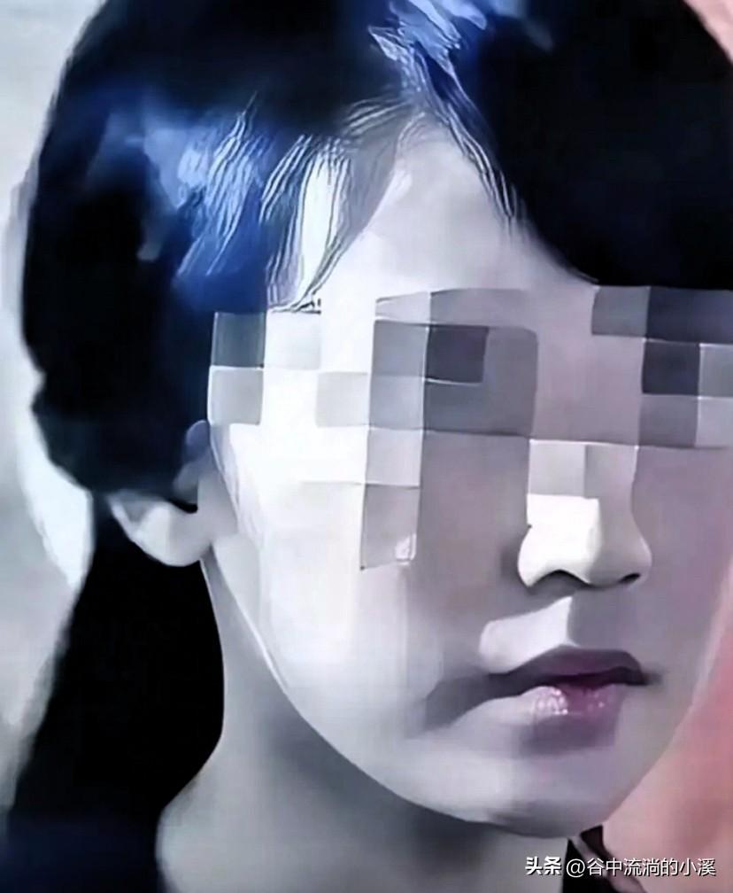 南京这起医美事故，
真的看得人心里堵得慌！
刚满18岁的女孩做隆鼻手术，
全麻后