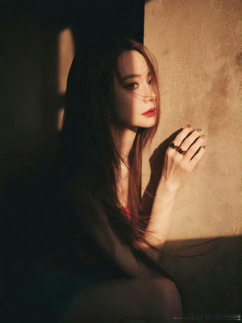 戚薇脑是脑嘴是嘴戚薇脑是脑嘴是嘴，公布答案后她那表情，求生欲拉满，主打一个嘴比脑