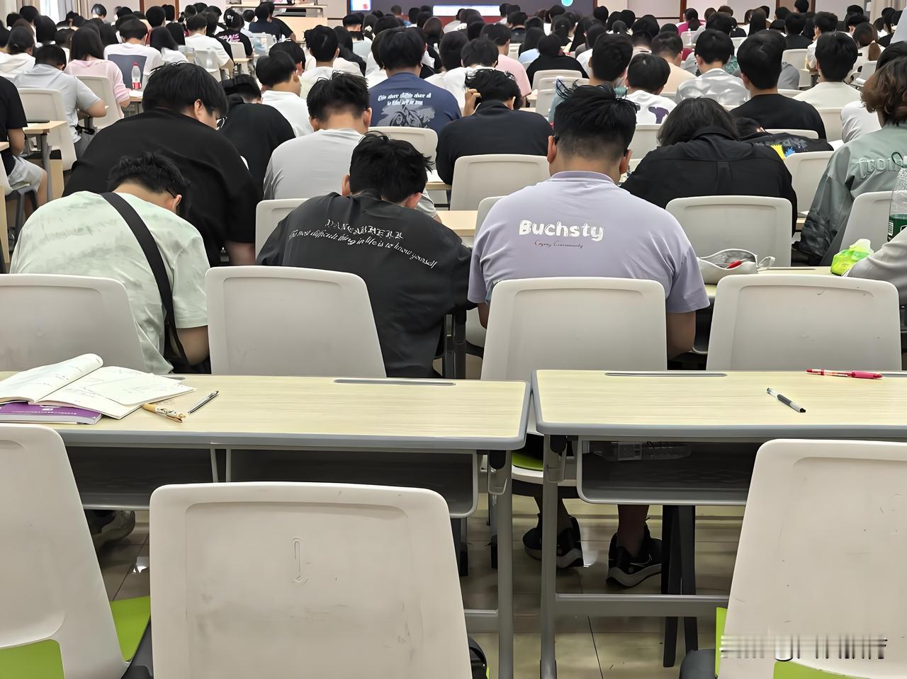 当今大学课堂的吸引力日渐滑坡，只剩下老师在唱“独角戏”

不少大学老师都有这样的