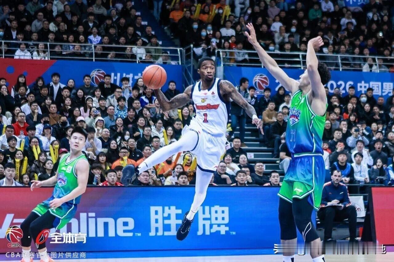 广东男篮八连胜赢天津这场比较轻松，对手也就是一开局给了广东一点威胁，从松懈中恢复