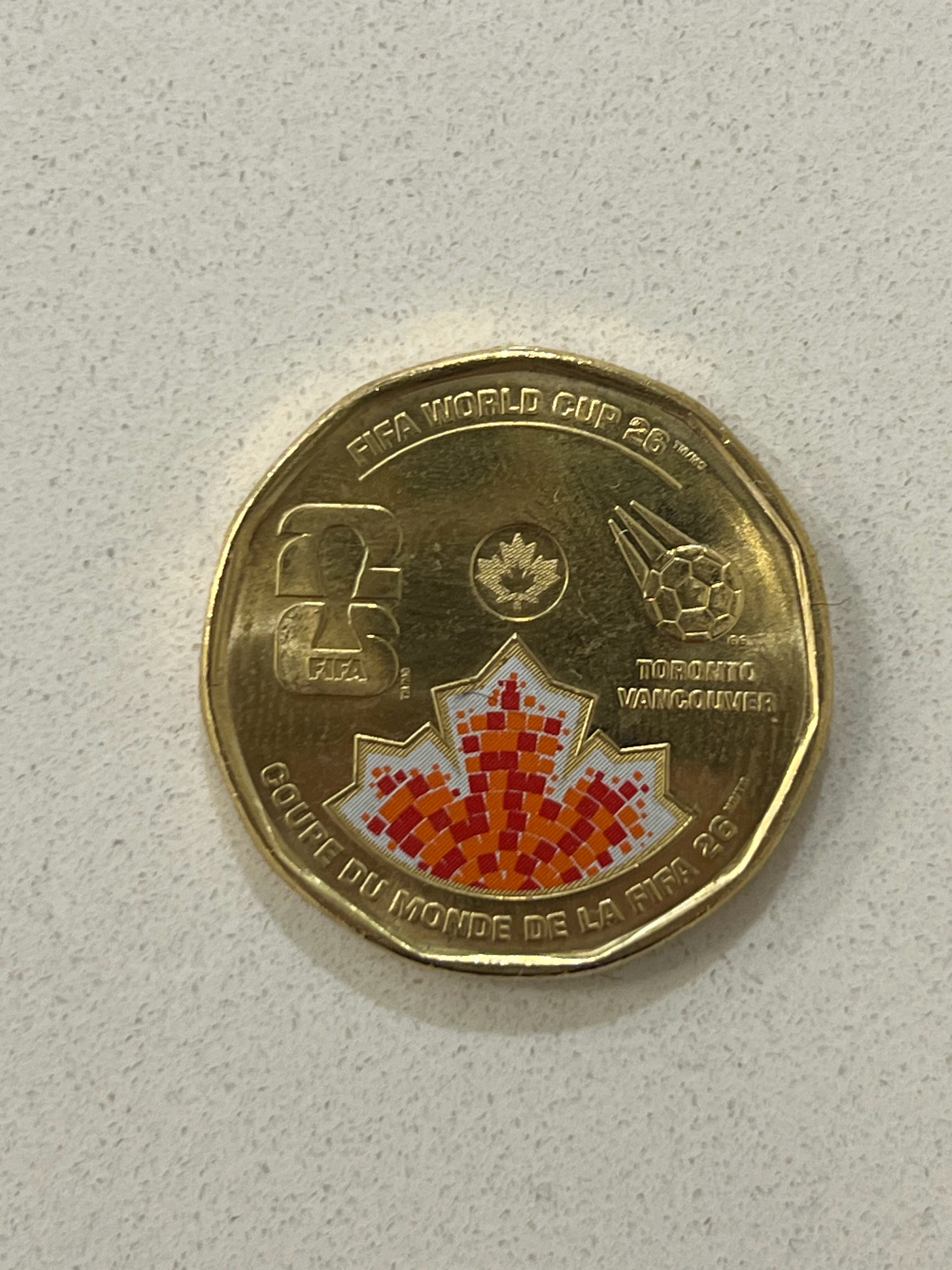 昨天去换了两个世界杯纪念加币1 dollar，过几天我买个壳，世界杯期间给大家抽
