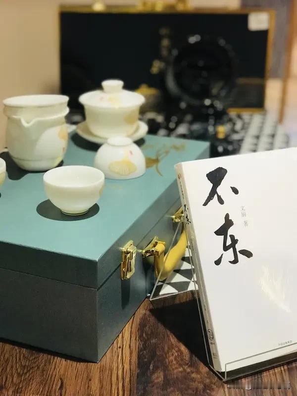 人最顶级的养生是什么？

人最顶级的养生，不是山珍海味，也不是名贵补品。

而是