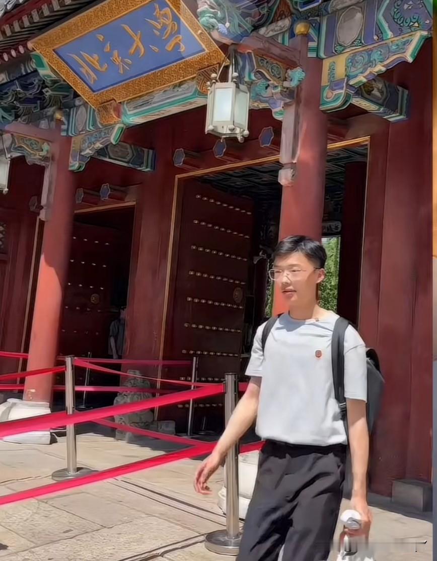 网传大网红郭有才前往北京大学求学了。
实际上，郭有才并未被北大破格录取为本科研究
