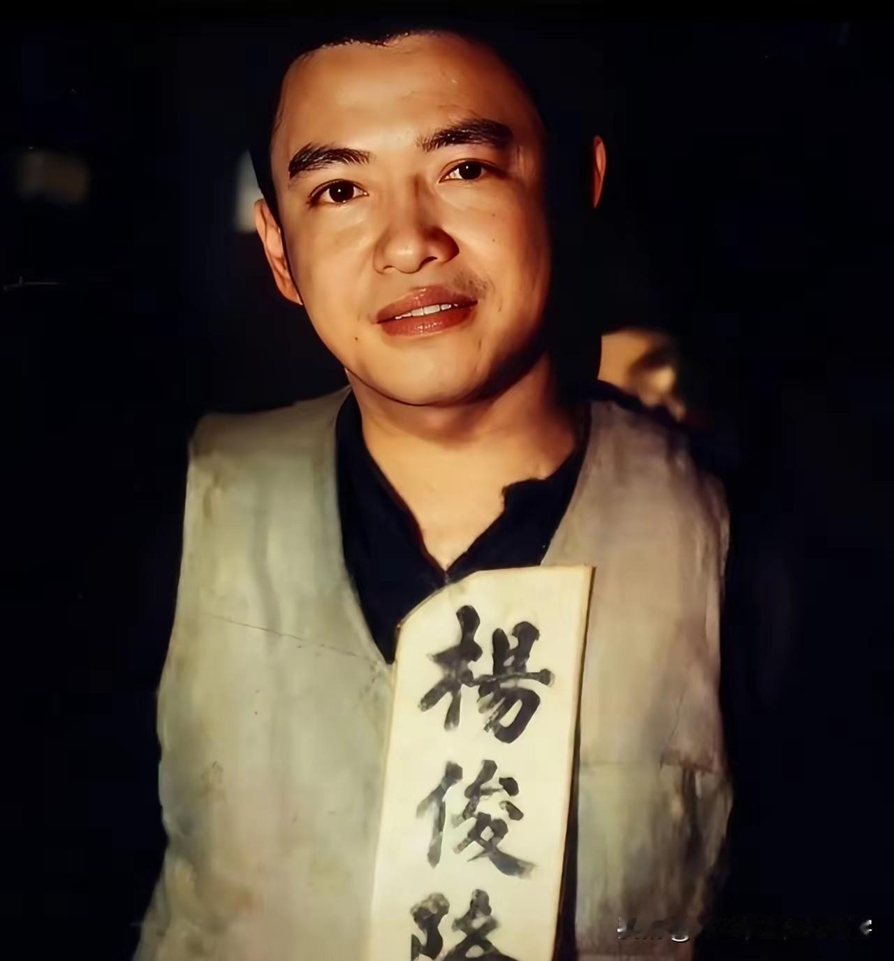 看过这张照片的人，无不感到心痛！
 
这位牺牲在台湾的烈士叫杨俊隆，他的名字被镌