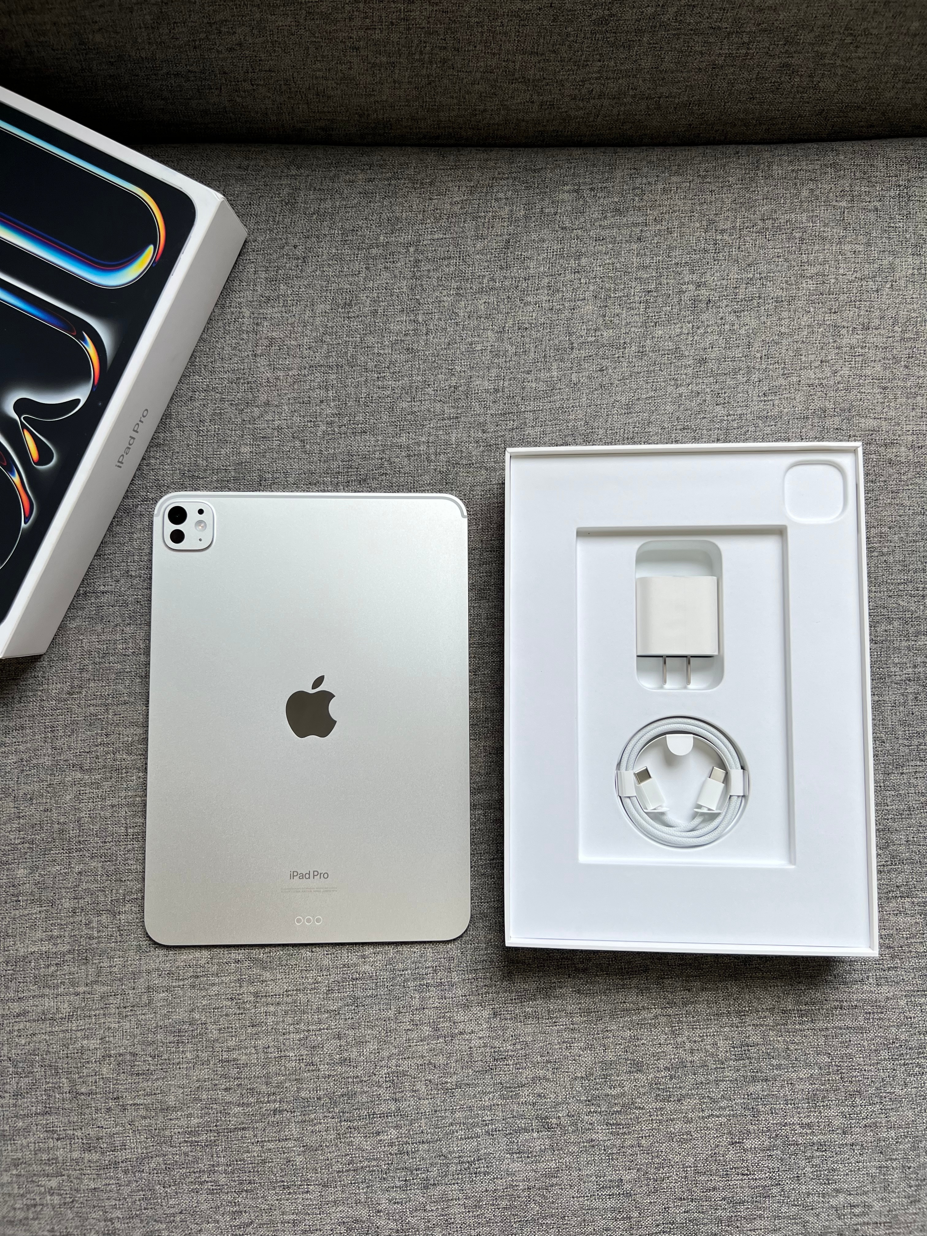 2024款iPad Pro11寸 WIFI版 256G 银色，99新全套带发票，