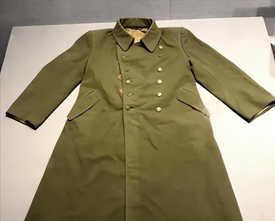 1939年，八路军营长缴获一件日军大衣，觉得材质不错，便送给杨成武，谁料，杨成武