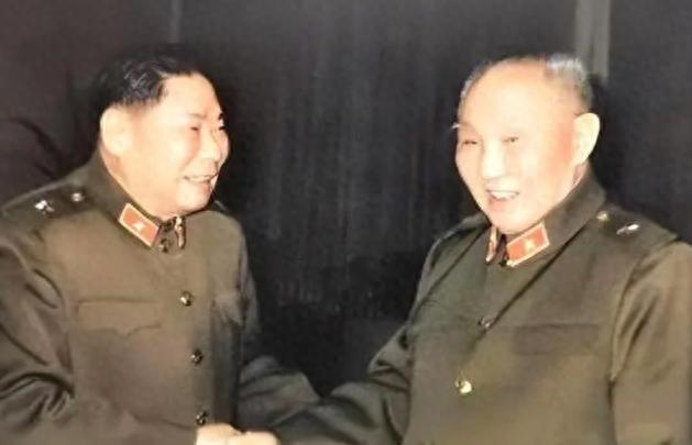 80岁杨得志出席老红军聚会主动不入座，谦逊地说咋敢呀，还是去门口站一会儿吧
19