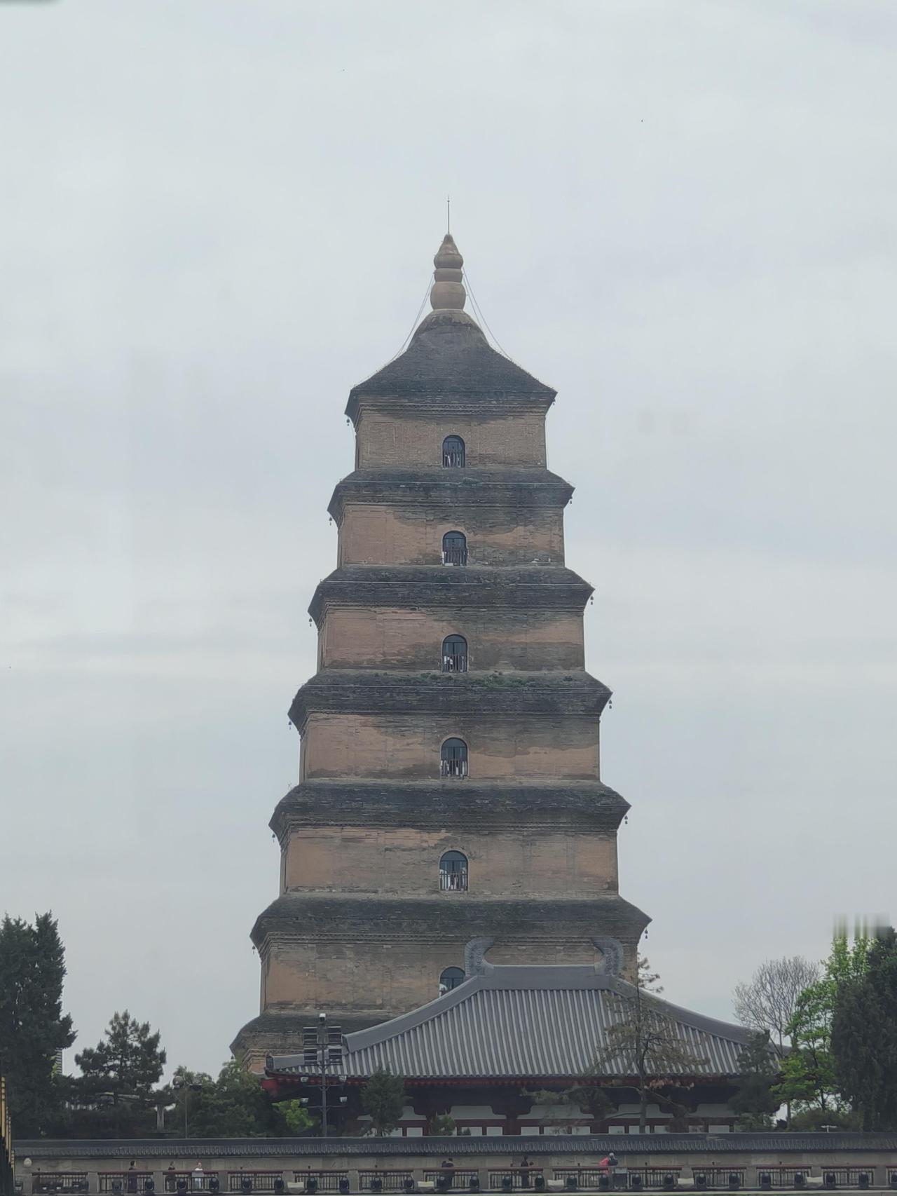 春雨贵如油下的满街流。灰蒙蒙的天空低垂着，细密的雨丝悄无声息地飘落，给巍峨的大雁