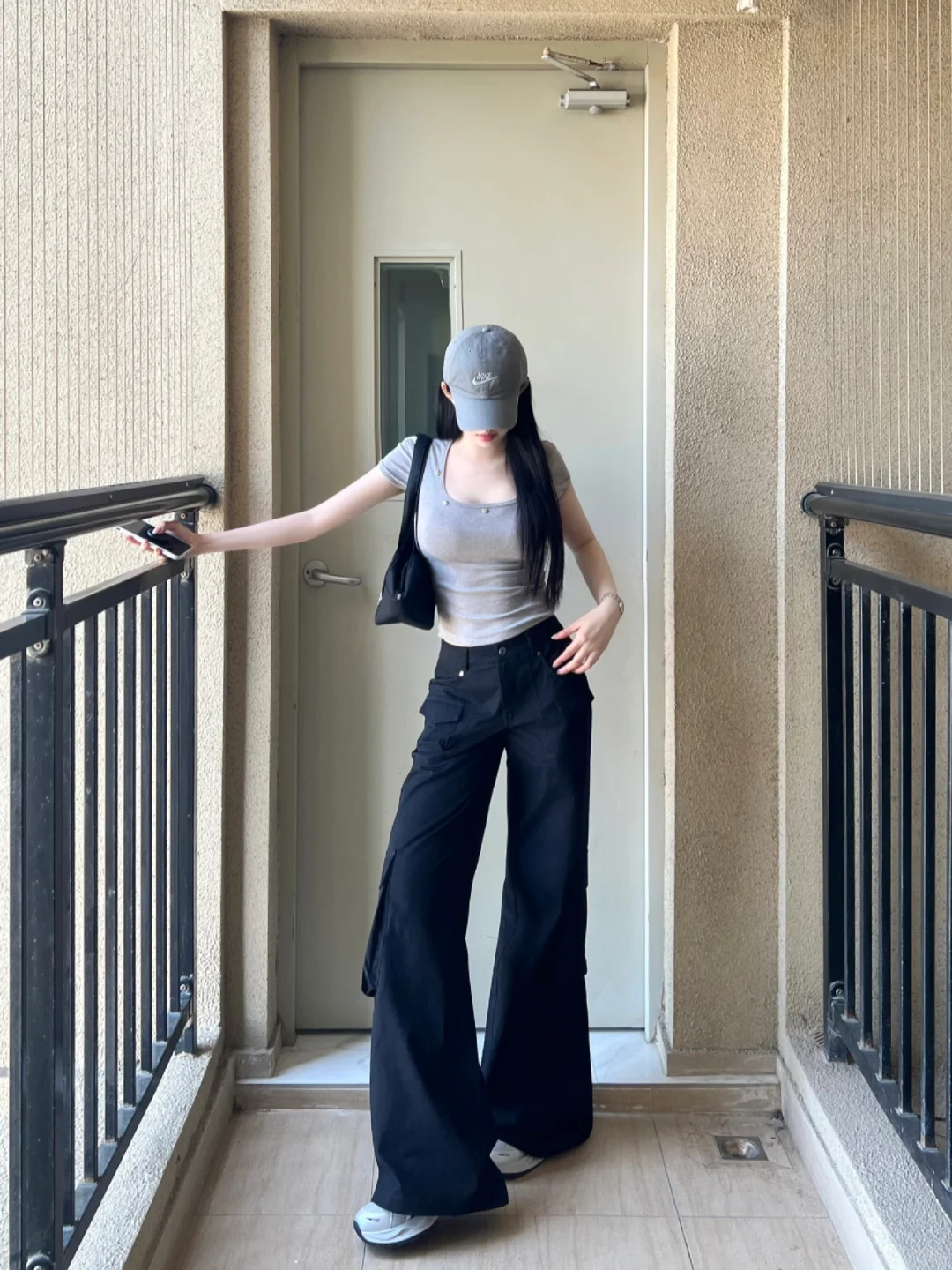 日常休闲组！黑工装裤配灰t