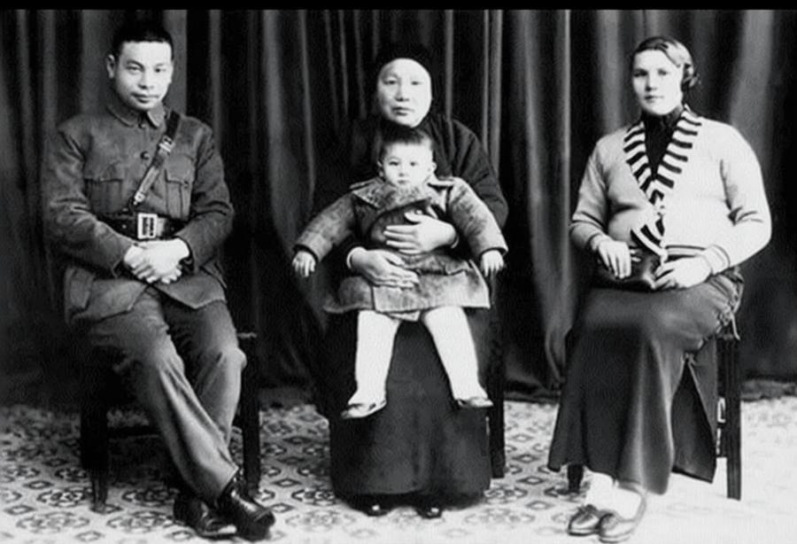 1937年蒋经国从苏联归国，第一时间带妻子芬娜（后改名蒋方良）与长子蒋孝文，回到