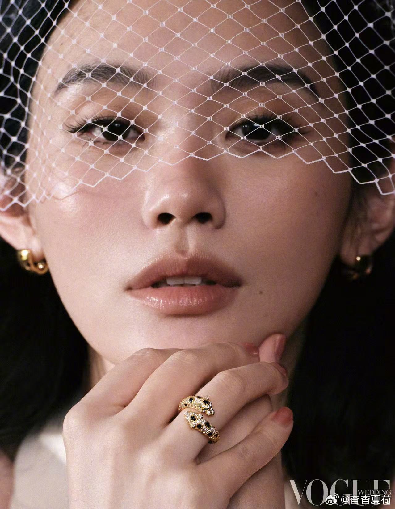 奚梦瑶何猷君爱之对视VOGUE大片奚梦瑶何猷君VOGUE封面镜头捕捉不经意的对视
